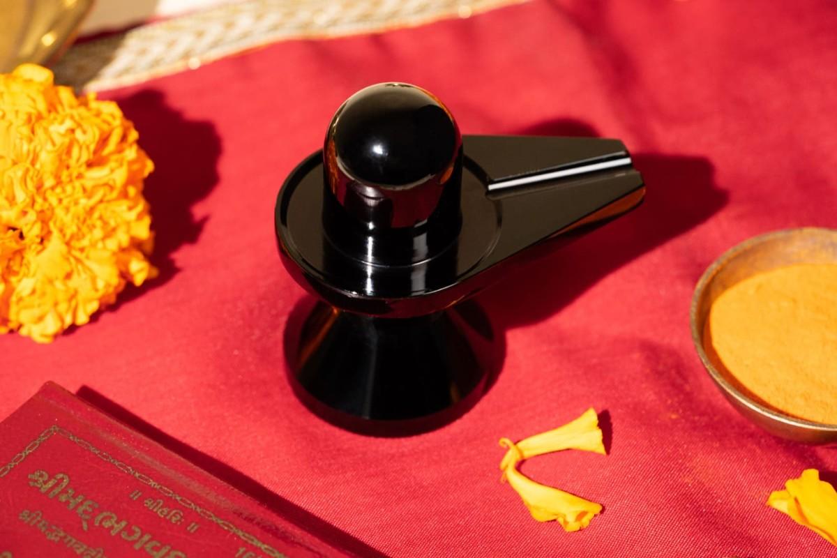 Divine Panchdhatu Black Shivling – Symbol of Mahadev’s Infinite Power & Protection
